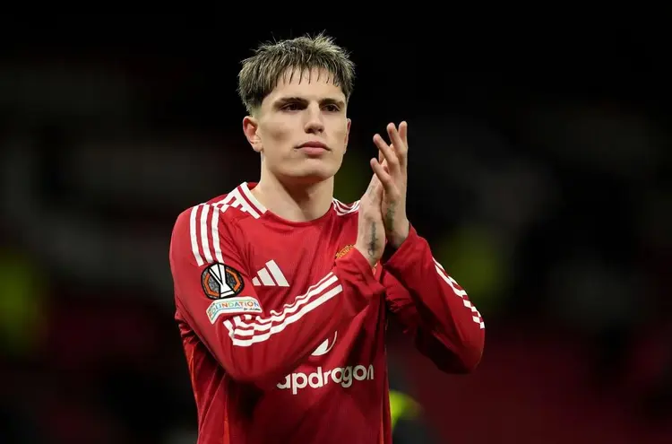 今夜体能课后，拜仁慕尼黑回应争议备战英超，态度坚定，年轻球员得到机会的简单介绍